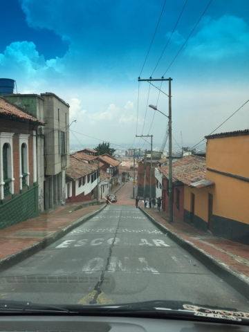 depuis le Uber, les rues de la Candelaria bien abruptes